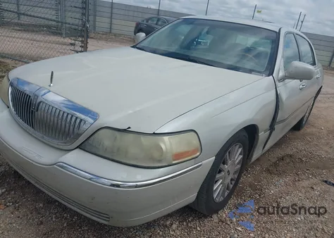 2004 Lincoln Town Car Ultimate z USA, uszkodzony, nr VIN 1LNHM83W44Y676816